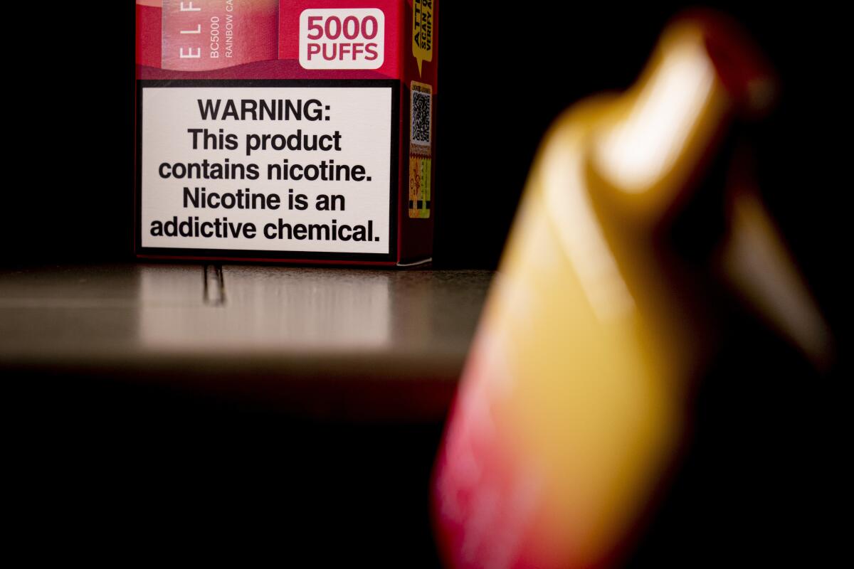 ARCHIVO - Esta fotografía muestra un cigarrillo electrónico de Elf Bar y su paquete,