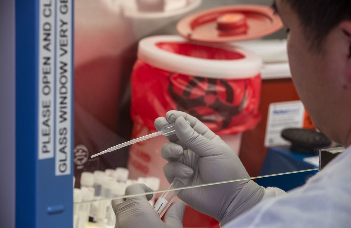 Mientras el coronavirus se propague por la población, las mutaciones seguirán ocurriendo, dicen expertos.