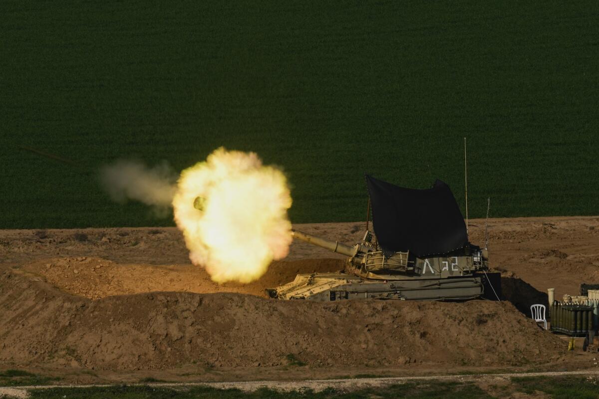 Una unidad móvil de artillería israelí dispara un proyectil desde el sur de Israel hacia la Franja de Gaza