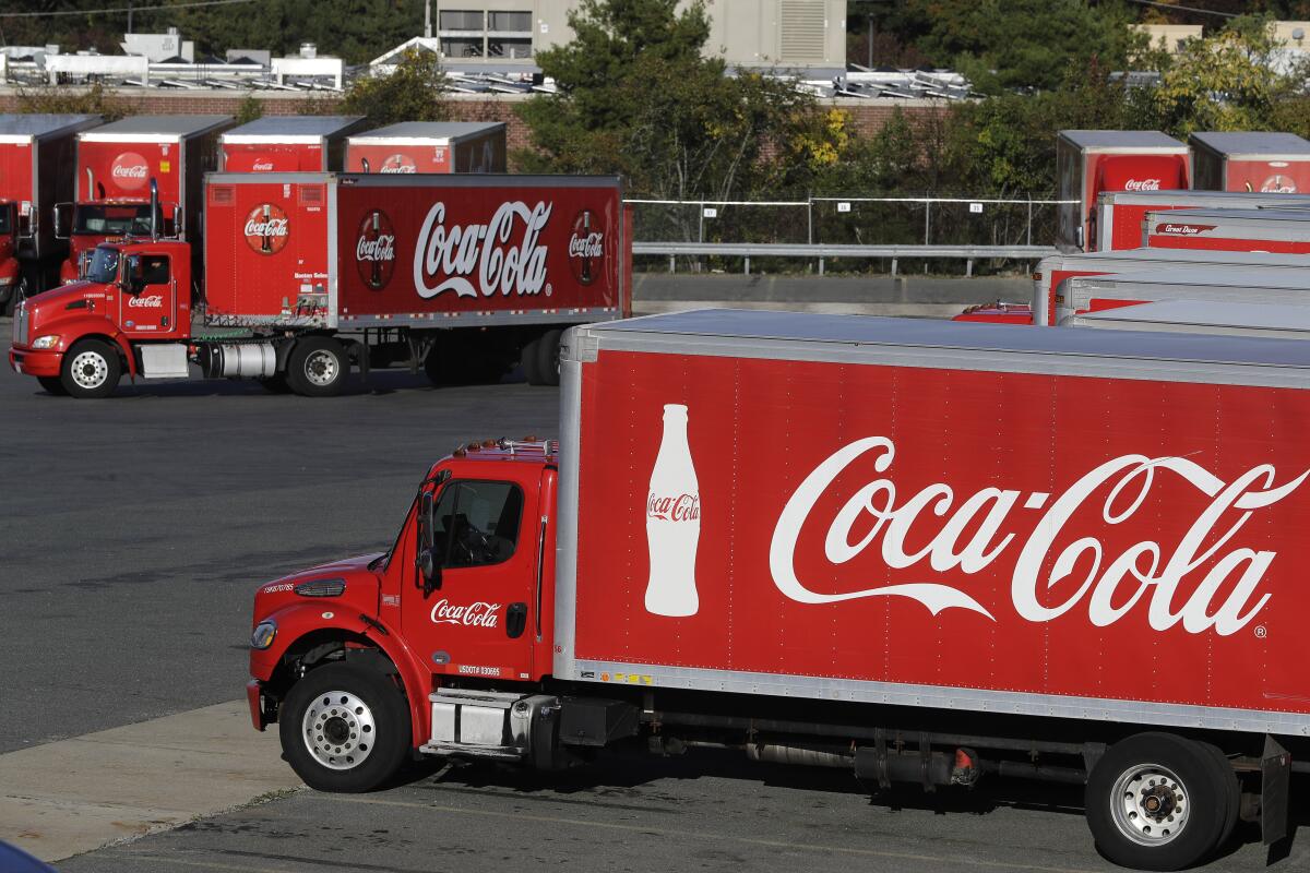 Coca-Cola despide a miles de trabajadores y reducirá marcas