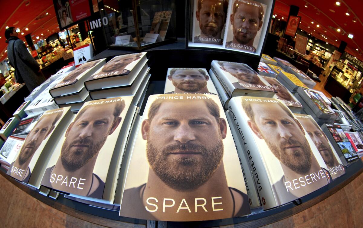 Ejemplares del libro del príncipe Enrique "Spare" en una librería en Berlín, Alemania