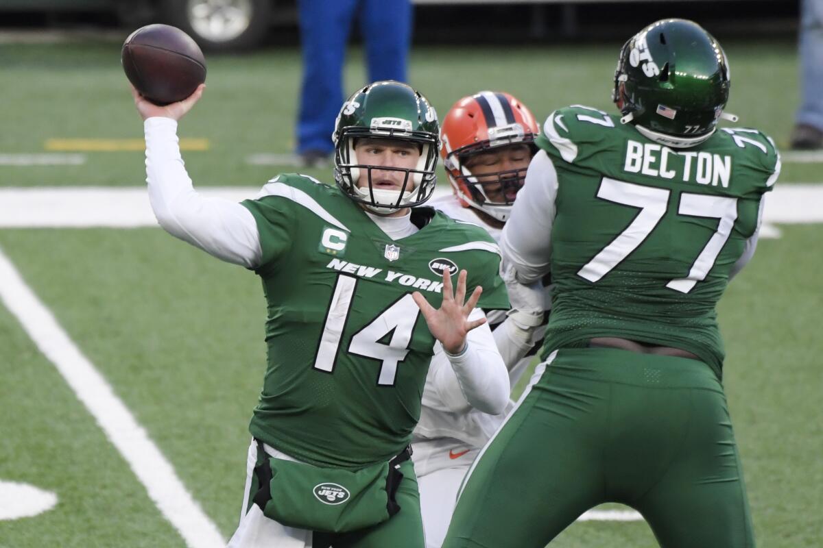 New York Jets quarterback Sam Darnold throws a pass against the Cleveland Browns.