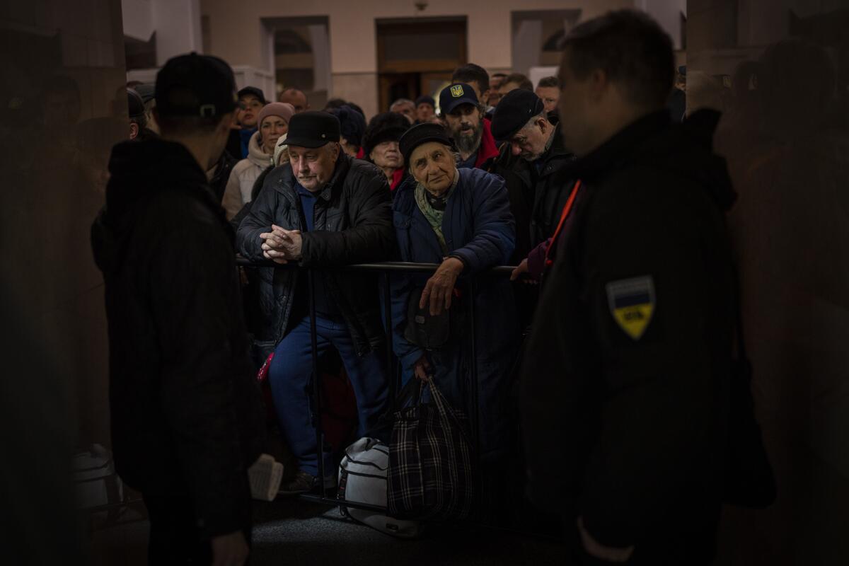Ukrainians queue to board the Kherson-Kyiv train.