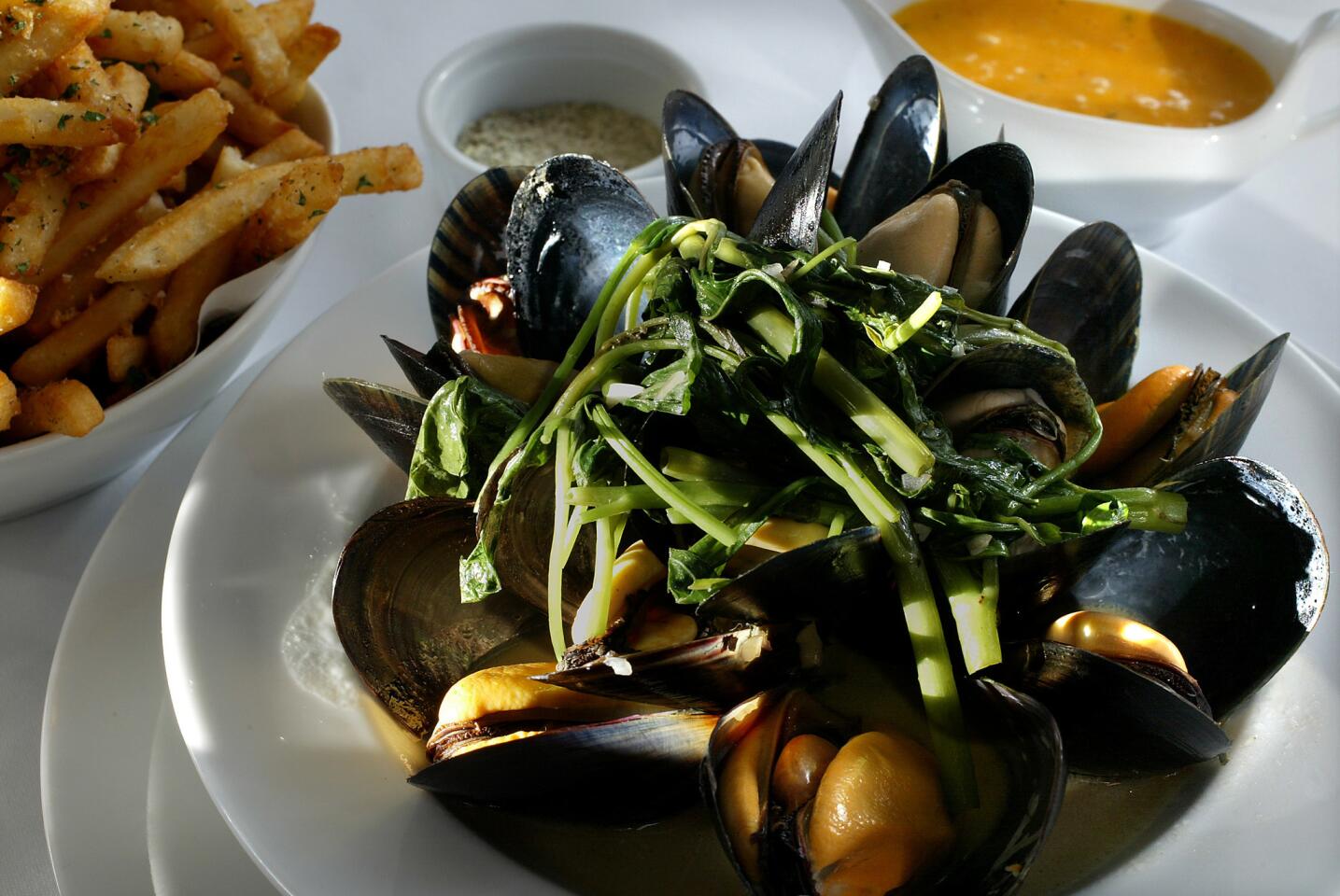 Black mussels with fennel salt