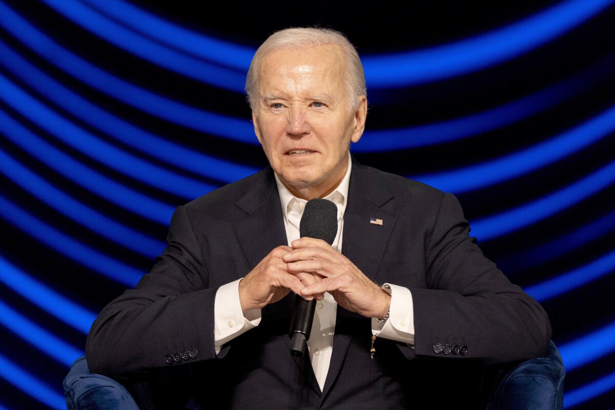 ARCHIVO - El presidente Joe Biden está sentado durante un acto de campaña 