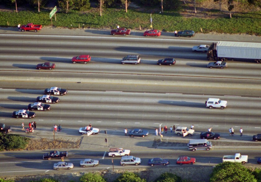 O.J. Simpson flygter fra politiet bag i en hvid Ford Bronco den 17. juni 1994. 