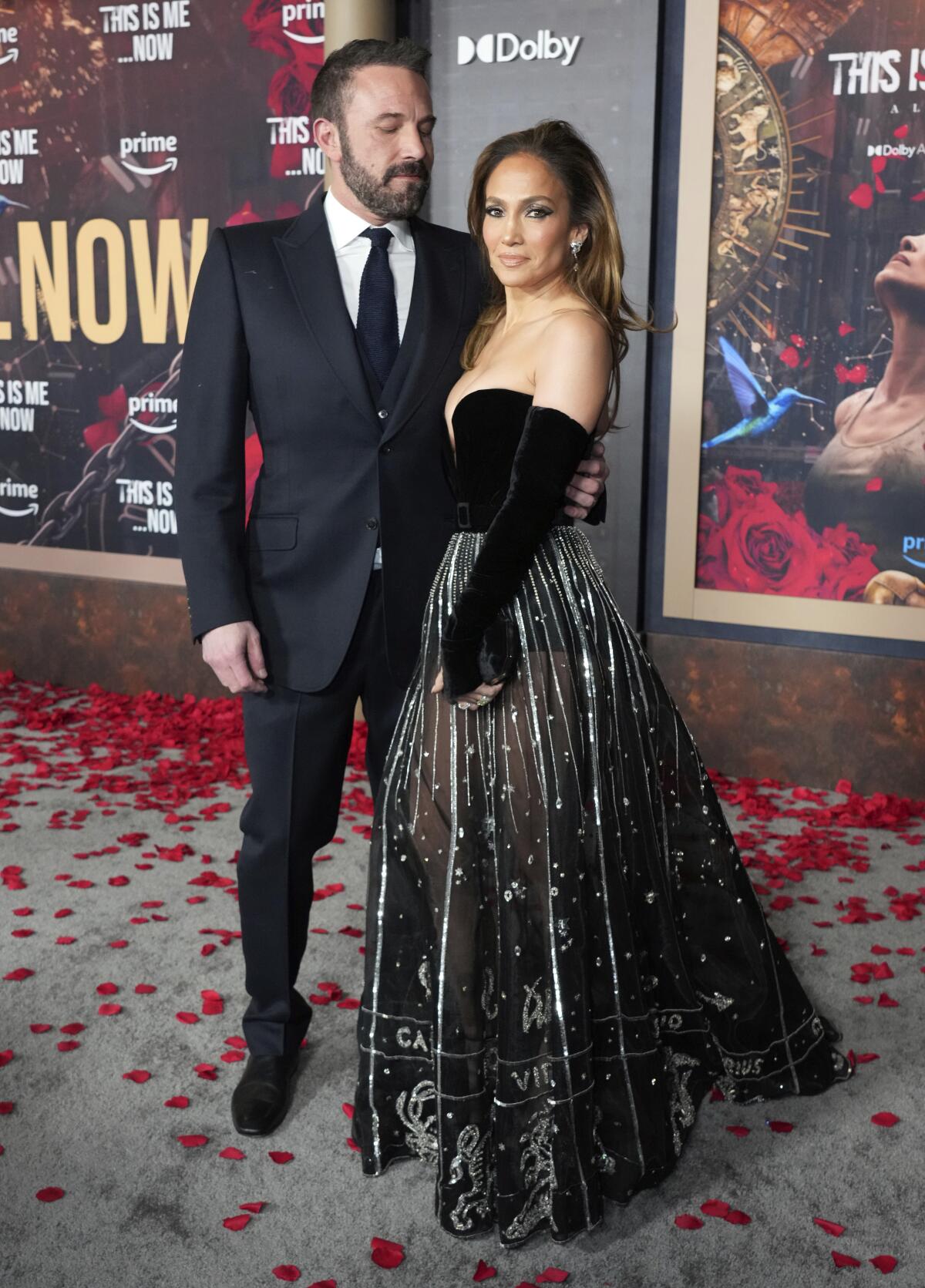 Jennifer López, derecha, y Ben Affleck llegan al estreno de "This Is Me... Now: A Love Story".