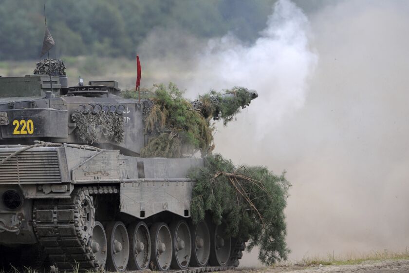 Un tanque Leopard 2A6 del batallón de maniobras Bundeswehr Panzer 93 dispara en el área de entrenamiento Oberlausitz, el 12 de agosto de 2009, en Weisskeissel, Alemania. (Ralf Hirschberger/dpa via AP, Archivo)