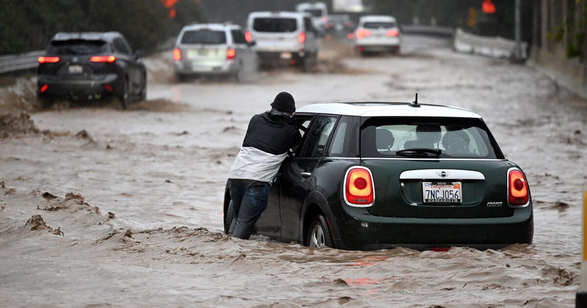 Forte tempestade atinge o sul da Califórnia com risco de inundação