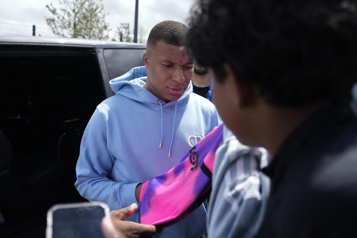 Mbappe returns to training with PSG after constructive talks with the club