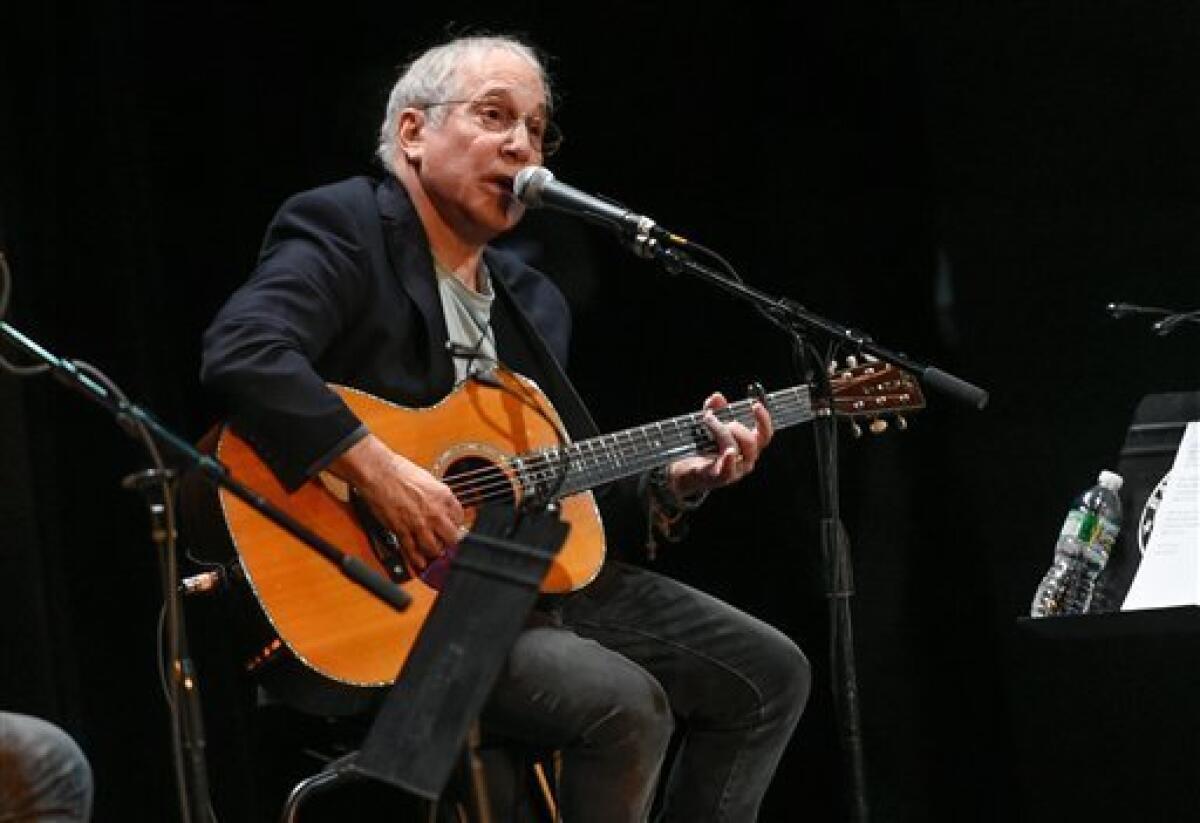 En esta foto del 6 de octubre del 2015, Paul Simon participa en un concierto benéfico del Salón de la Fama de la Música Country en Nueva York. (Foto por Evan Agostini/Invision/AP, Archivo)