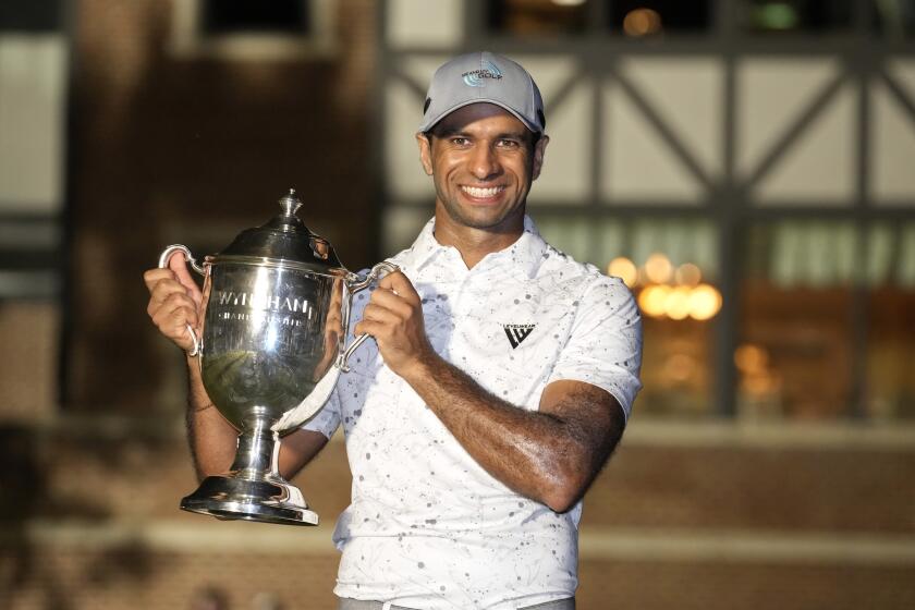 Aaron Rai, de Inglaterra, posa junto a ltrofeo luego de ganar el torneo de golf del Wyndham Championship, en Greensboro, Carolina del Norte, el domingo 11 de agosto de 2024. (AP Foto/Chuck Burton)