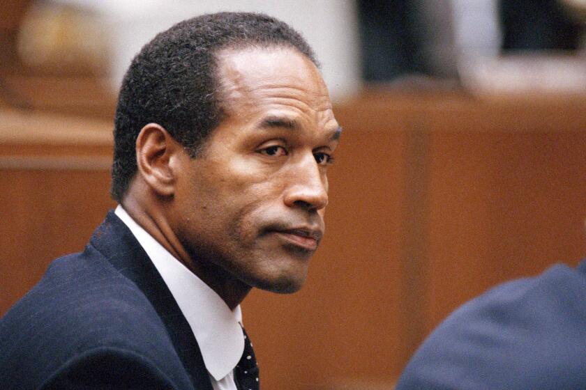 ARCHIVO - O.J. Simpson se sienta en su lectura de cargos en el Tribunal Superior de Los ngeles el 22 de julio de 1994. El abogado de O.J. Simpson, Malcolm LaVergne, dijo que Simpson fue cremado. No se tienen planes para un funeral público. El abogado está a cargo del patrimonio financiero del fallecido astro de fútbol americano, actor y famoso acusado de homicidio. (Foto AP/Pool/Lois Bernstein, Pool)