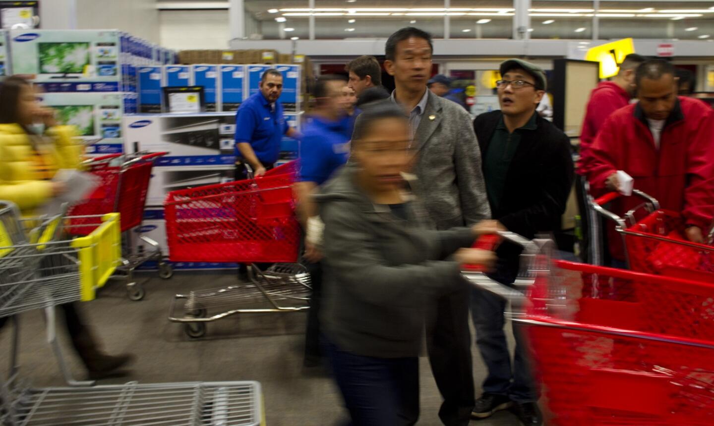 Shoppers scramble for carts