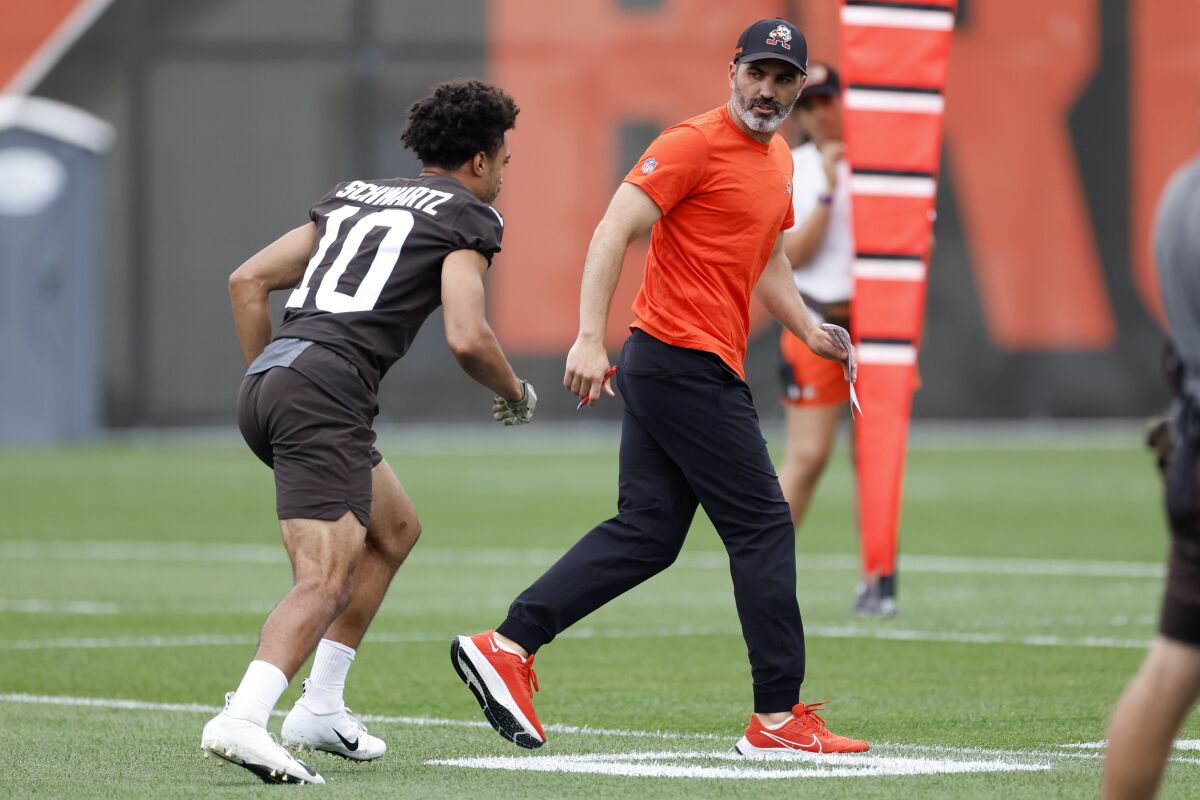 Cleveland Browns head coach Kevin Stefanski defends against wide receiver Anthony Schwartz during a drill at the NFL football team's practice facility Tuesday, June 14, 2022, in Berea, Ohio. (AP Photo/Ron Schwane)