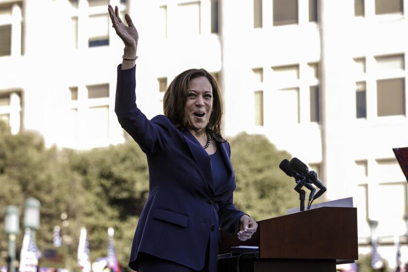 OAKLAND, CALIF. -- SUNDAY, JANUARY 27, 2019: Senator Kamala Harris arrives on stage to launch her presidential bid at a rally in her hometown of Oakland, Calif., on Jan. 27, 2019. (Marcus Yam / Los Angeles Times)