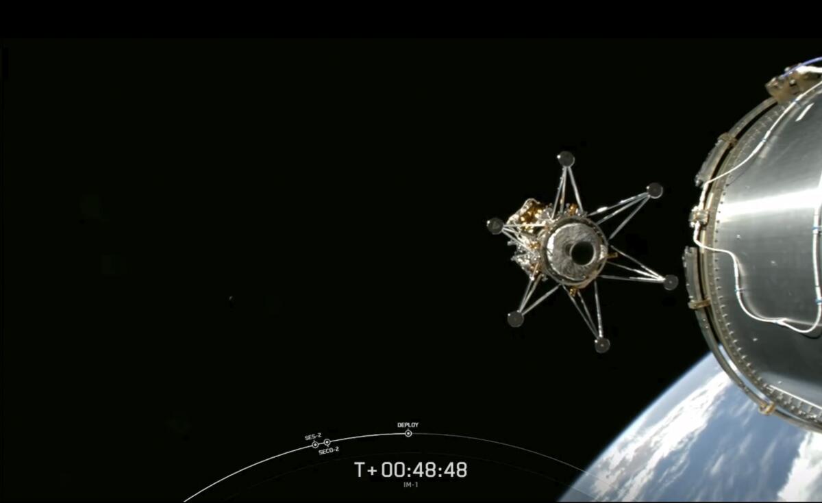 Esta imagen de un video distribuido por Space X via NASA TV muestra el módulo lunar de Intuitive Machines al separarse 