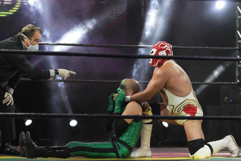 Función de lucha libre se lleva a cabo en México en medio de la pandemia del coronavirus.