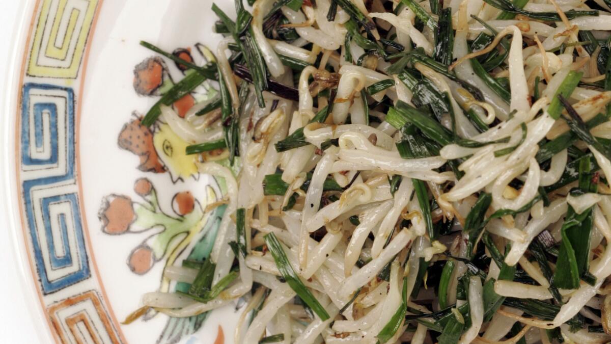 Sour chives and bean sprouts that go well with meat!