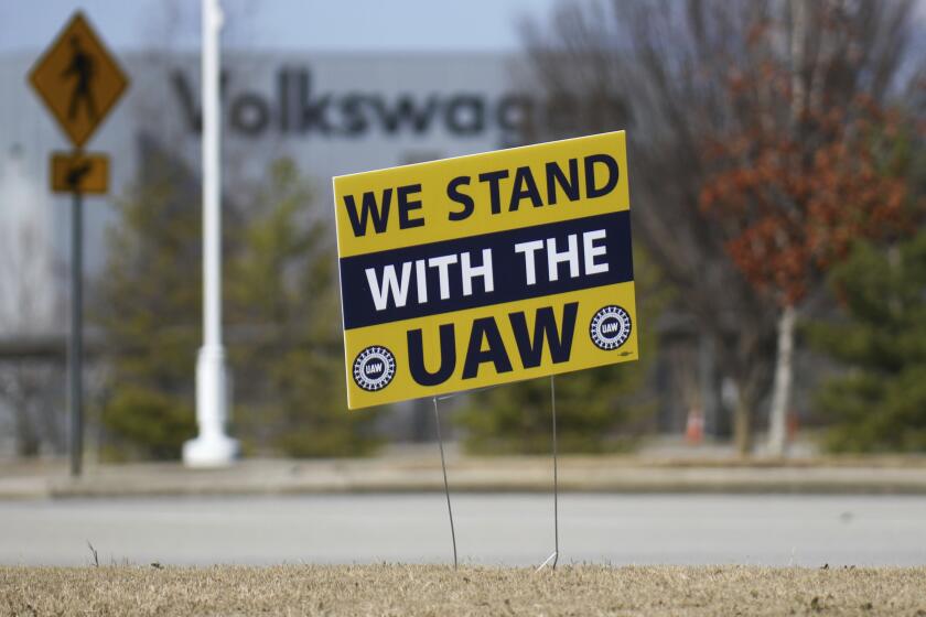 Un cartel que dice "Apoyamos al UAW" afuera de la planta de Volkswagen en Chattanooga, Tennessee, el 18 de diciembre de 2023, en apoyo de los empleados a afiliarse al sindicato. (Olivia Ross/Chattanooga Times Free Press vía AP, archivo)