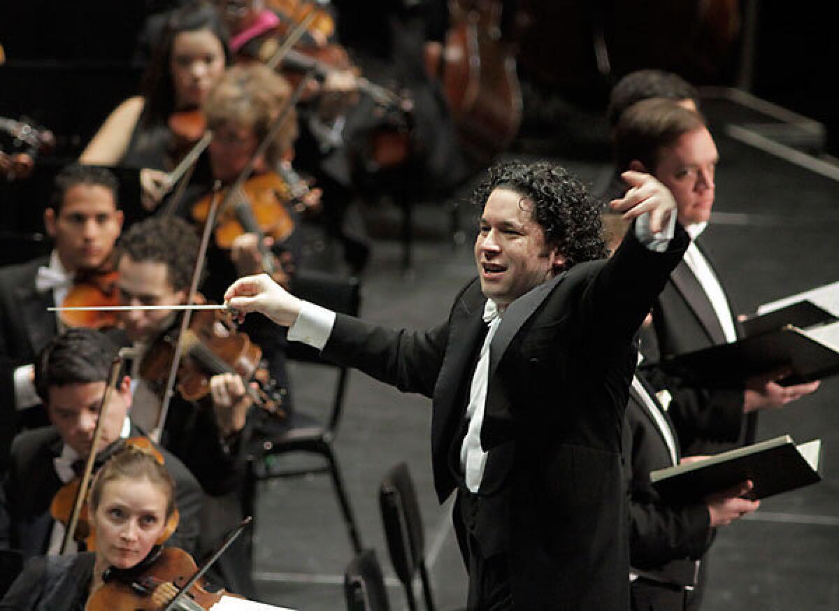 Gustavo Dudamel conduciendo a los músicos de la Filarmónica de Los Angeles.