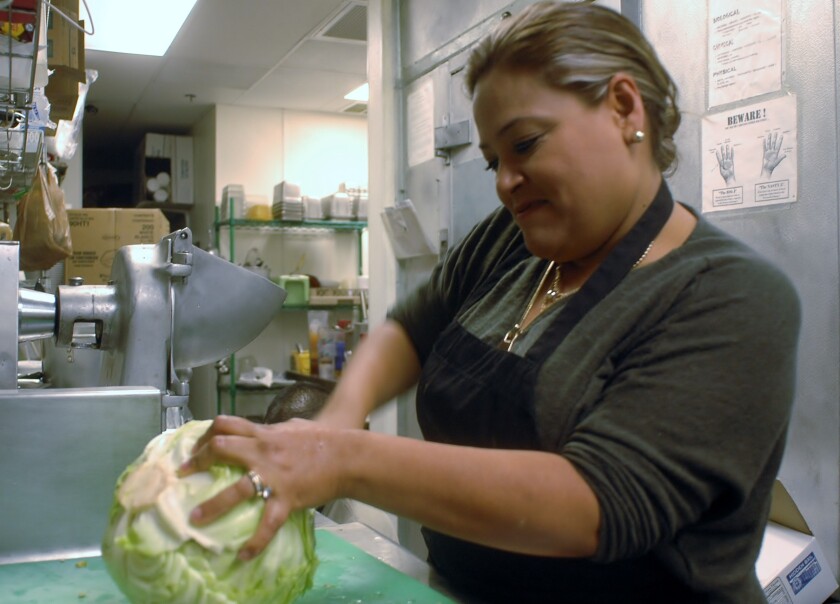 La inmigrante y empresaria mexicana Betty Rivas trabaja en su restaurante Sammy's en Tucson, Arizona.