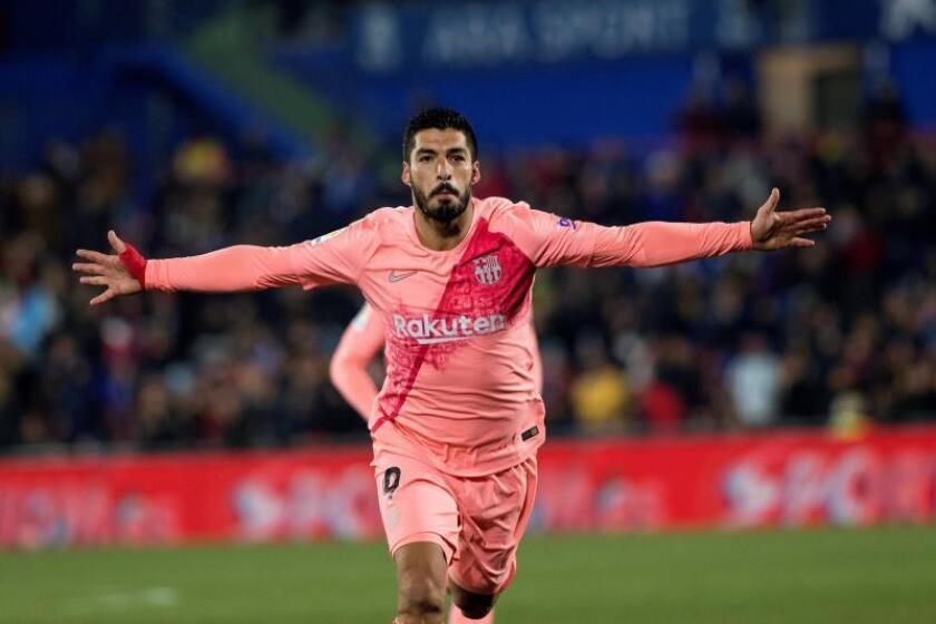 El delantero uruguayo del FC Barcelona, Luis Suárez, celebra su gol anotado ante el Getafe CF, el segundo del partido de la 18? jornada de Liga en Primera División en el Coliseum Alfonso Pérez, en Getafe. EFE