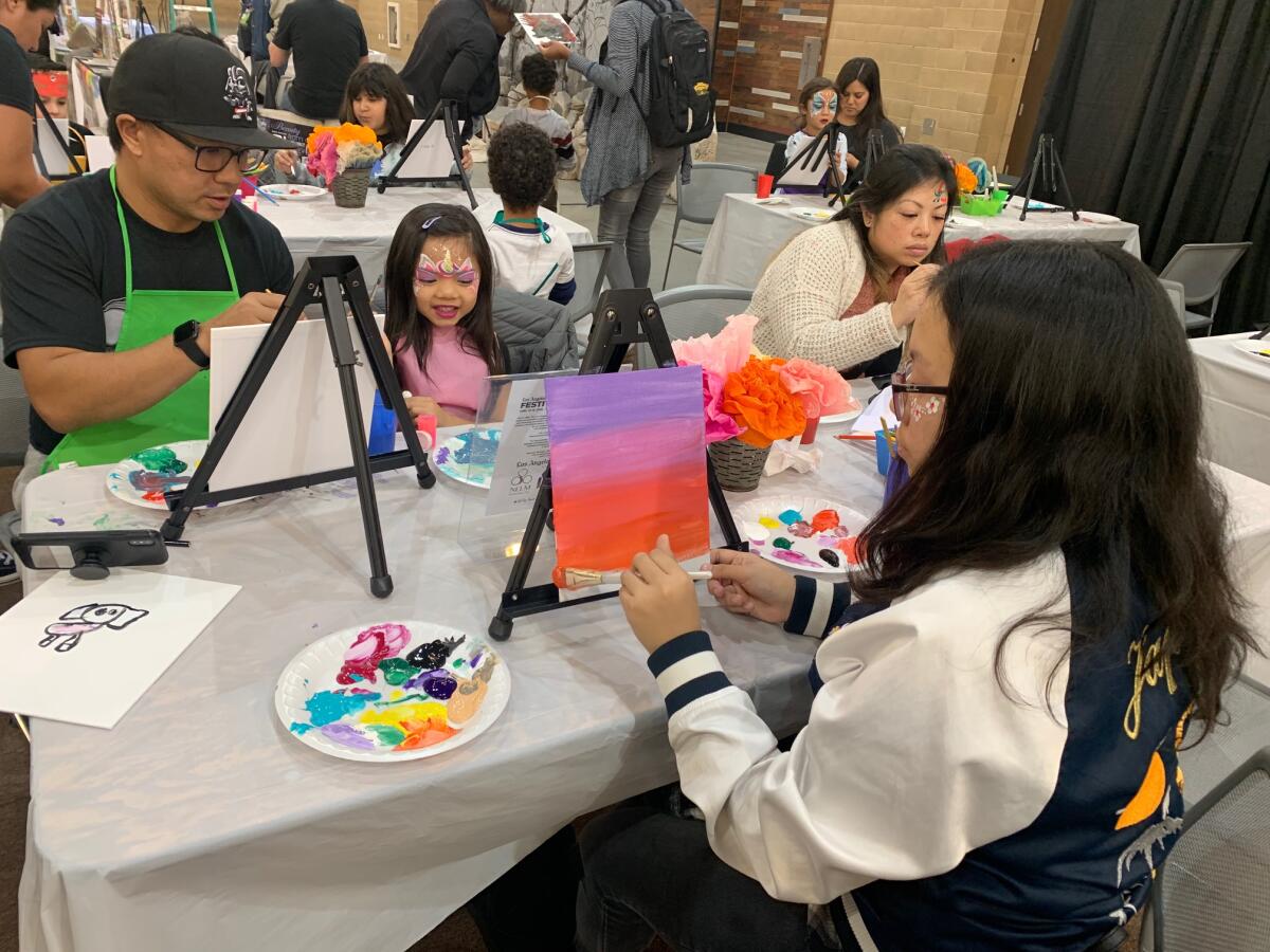 Niños y niñas participan en actividades artísticas en las que expresan su creatividad de una forma divertida.