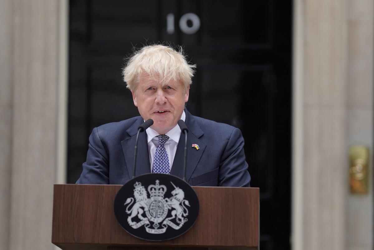 El primer ministro británico, Boris Johnson, lee un comunicado fuera de su oficina renunciando formalmente 