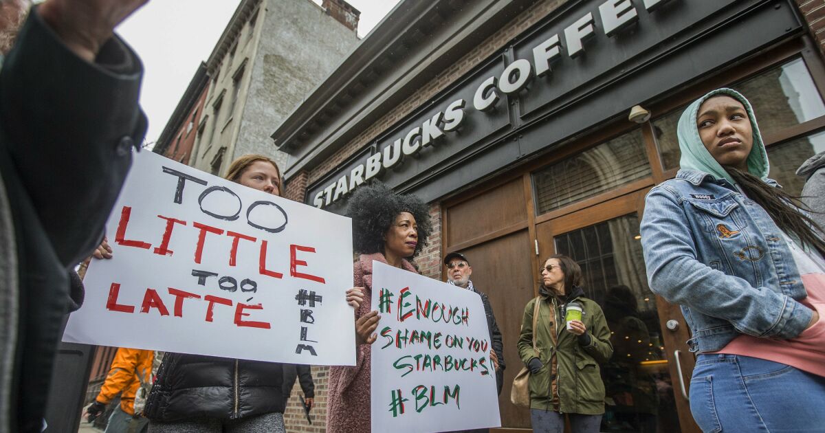 Starbucks, beyaz kadının kovulması nedeniyle 25.6 milyon dolarlık takım elbisesini kaybetti