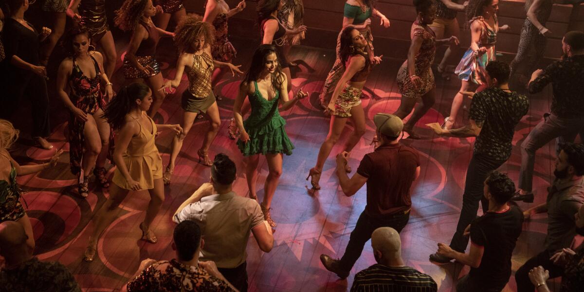 En esta imagen difundida por Warner Bros. Pictures, Melissa Barrera, en el centro, en una escena de "In the Heights". 