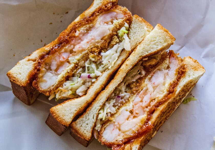 Nahaufnahme eines Sandwiches in zwei Hälften geschnitten.
