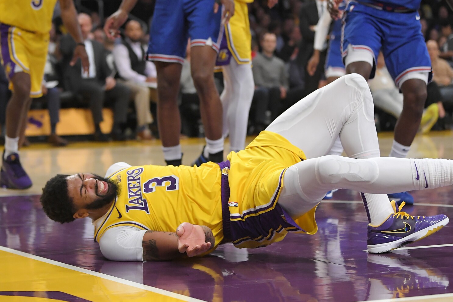 Anthony Davis Injury A Glimpse Into How Badly Lakers Need Him Los Angeles Times
