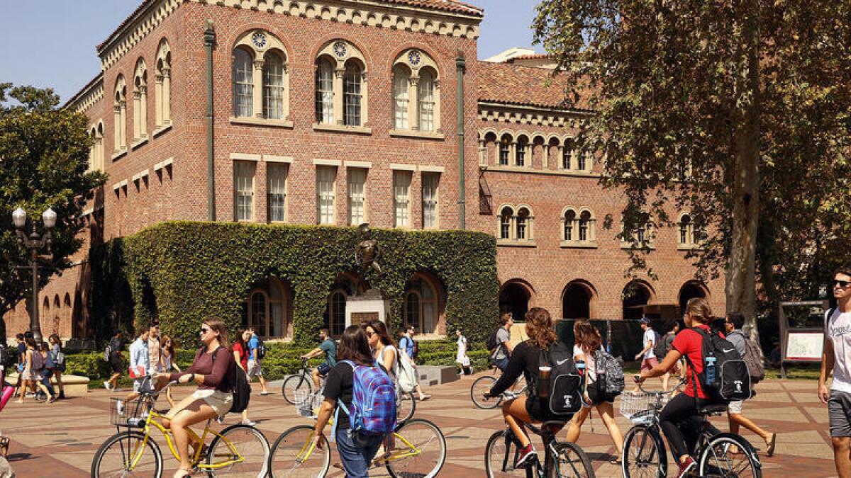 Los estudiantes se desplazan a través del campus de la USC en septiembre.