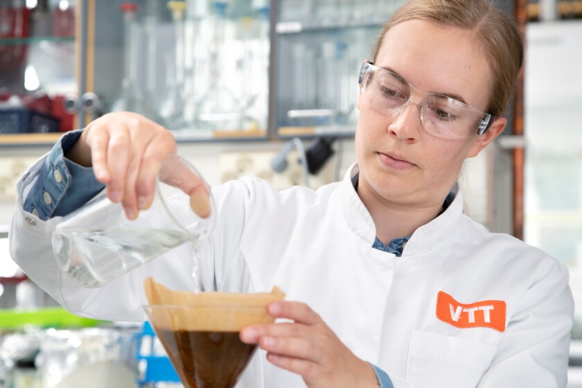 La investigadora Elviira Kärkkäinen añade agua para el café producido mediante agricultura celular.