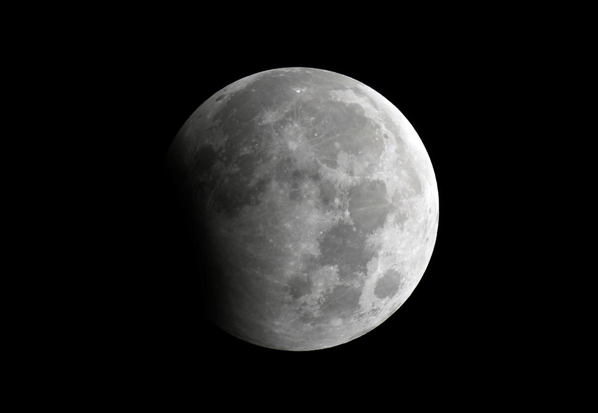 ARCHIVO – Eclipse lunar parcial en Karachi, Pakistán, 