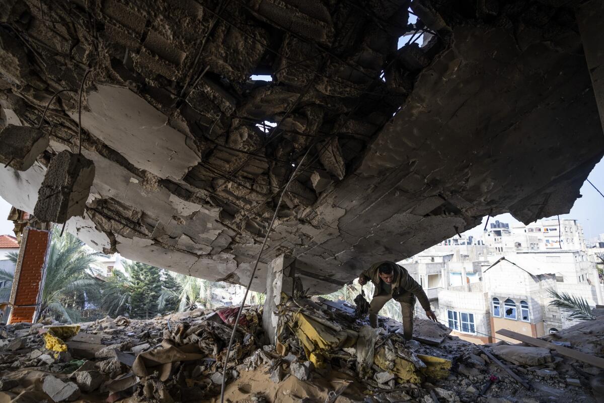 Un palestino busca entre las pertenencias tras un ataque israelí en Rafah, en la Franja de Gaza, el 10 de febrero de 2024. (AP Foto/Fatima Shbair)