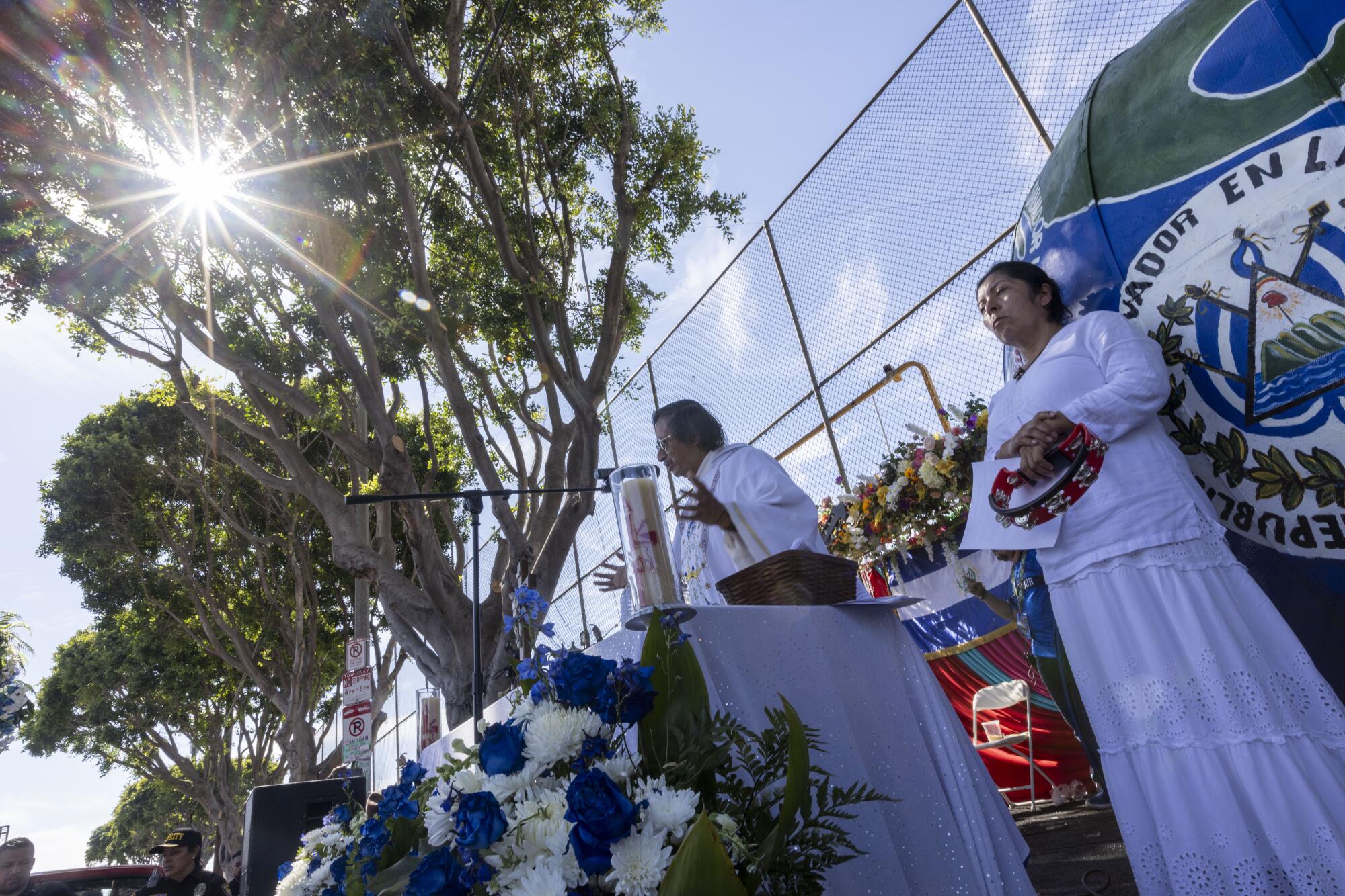 El sacerdote Tomás López dirige el acto litúrgico previo a la representación de la trans