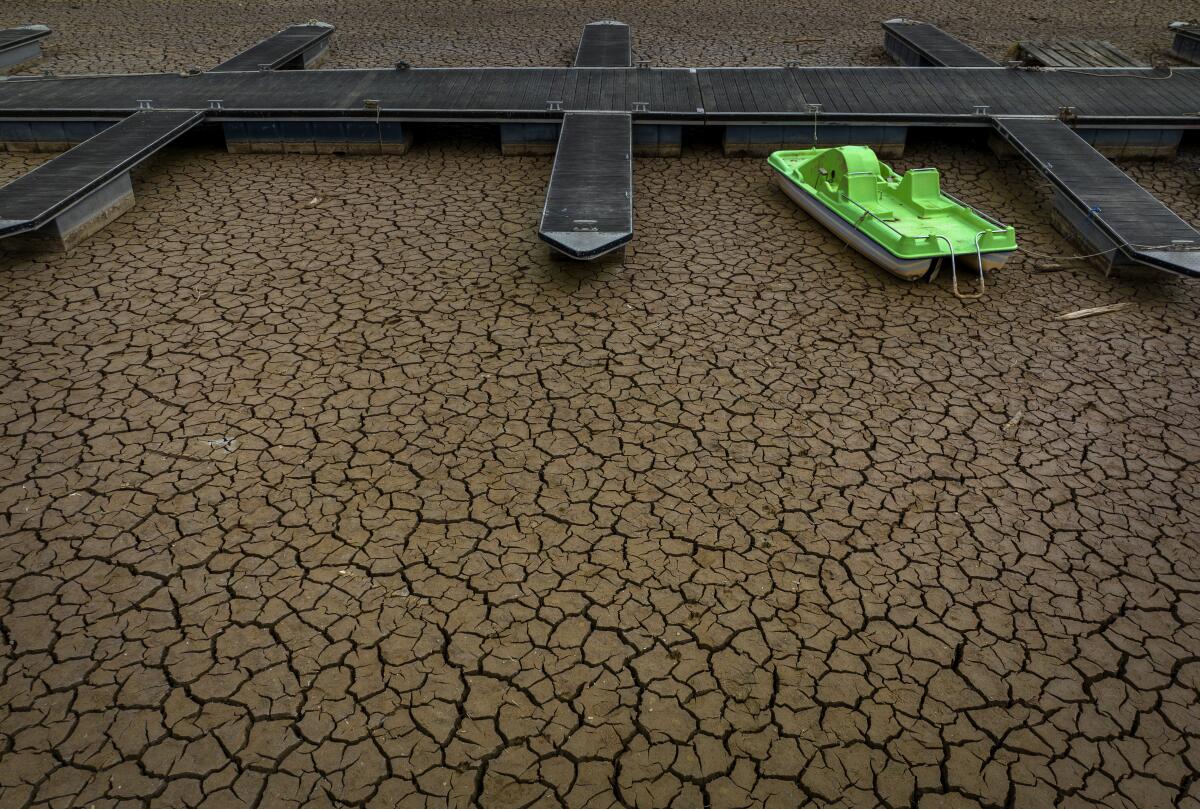 Un muelle sin agua fotografiado en la represa Sau, unos 100 kilómetros al norte de Barcelona, España, 