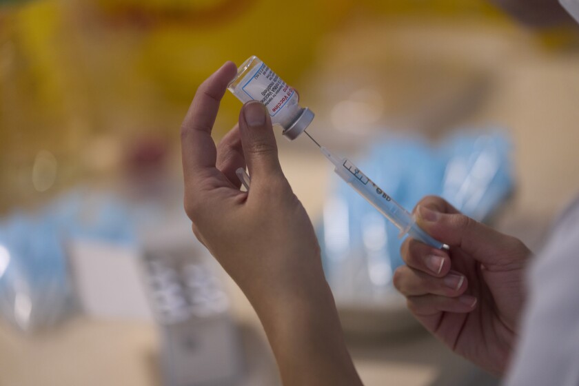 Personal sanitario prepara una jeringa con la vacuna de Moderna contra el COVID-19 en el Hospital Isabel Zendal de Madrid, España, el lunes 29 de noviembre de 2021. (AP Foto/Manu Fernández)