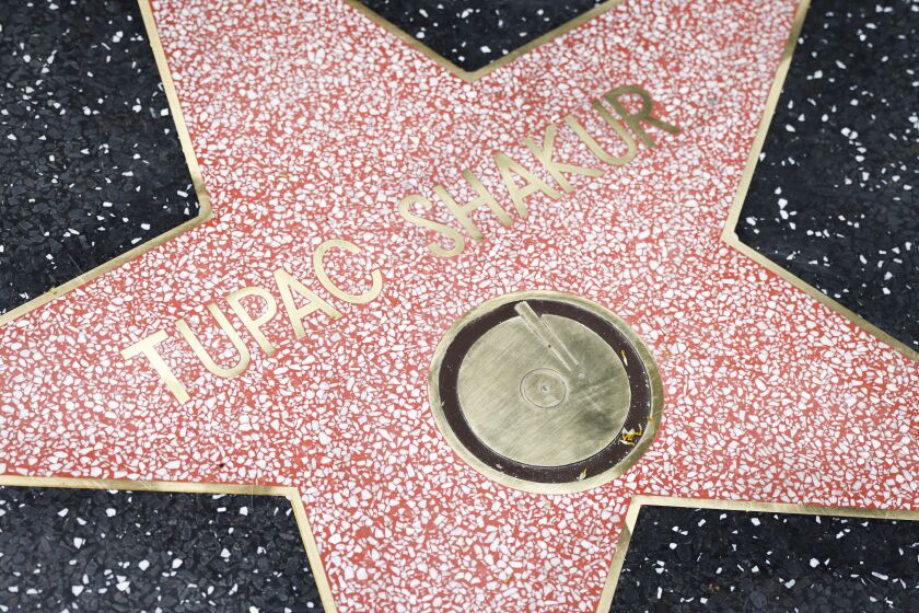 Hollywood coloca en su paseo la estrella de Tupac Shakur 27 años después de su muerte