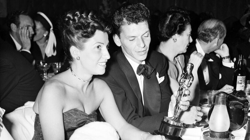 Nancy Sinatra Sr. en 1946 avec son mari Frank Sinatra, tenant un Oscar qu'il avait gagné.