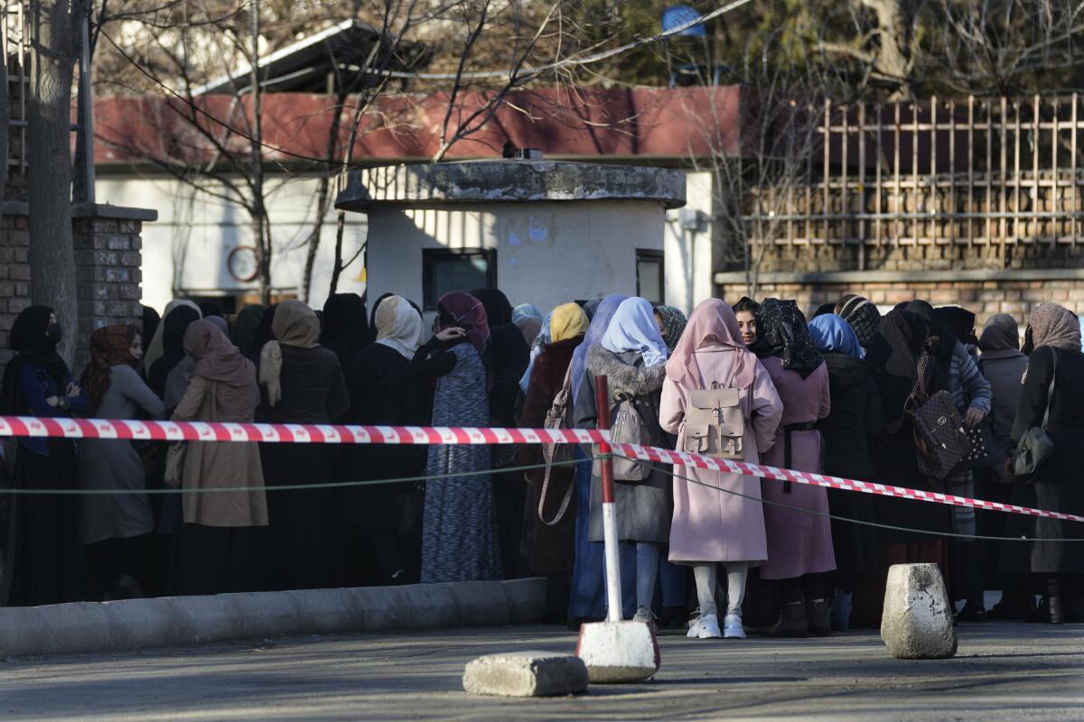 Estudiantes afganas a las puertas de la Universidad de Kabul, en Afganistán, el 26 de febrero de 2022.