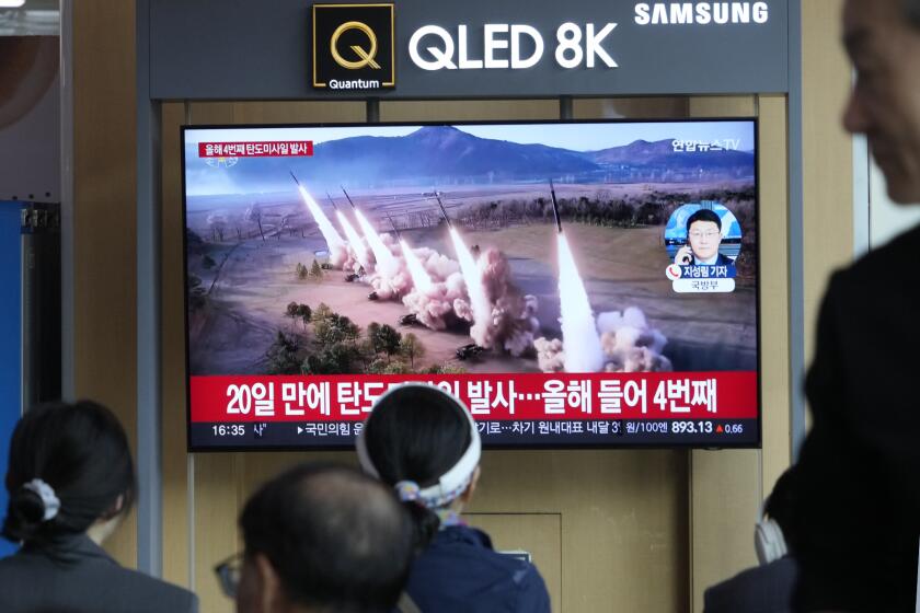 Una pantalla de televisión muestra una imagen de archivo de un lanzamiento de misiles norcoreanos en un programa noticioso en la Estación Ferroviaria, el lunes 22 de abril de 2024, en Seúl, Corea del Sur. (AP Foto/Ahn Young-joon)