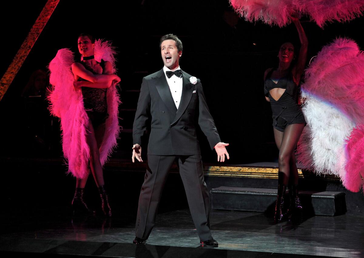 En esta imagen difundida por Jeremy Daniel, Marco Zunino da vida a Billy Flynn en el musical de Broadway "Chicago", en Nueva York. (Jeremy Daniel vía AP)