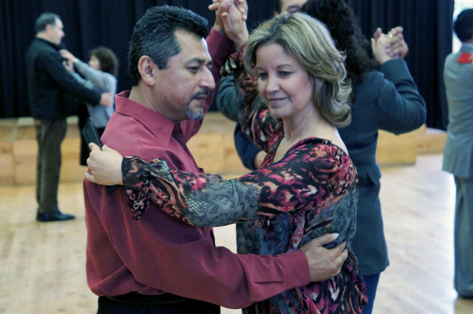 Francisco Guerrero y Lorena Villaseor hacen una demostración de danzón.