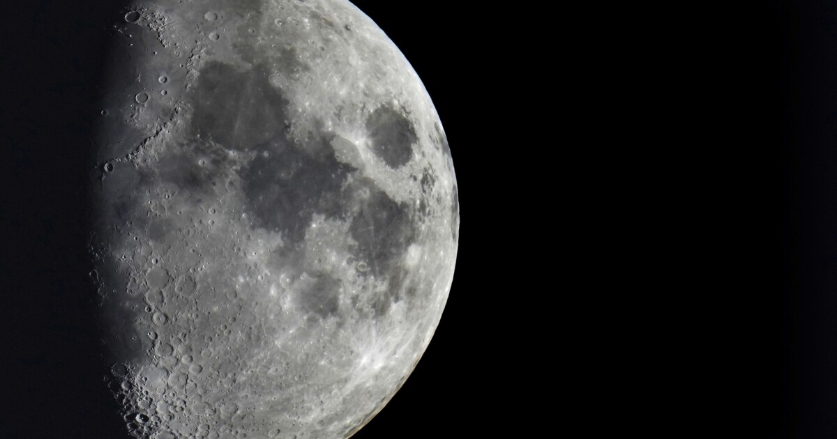 Sampah luar angkasa di jalur tabrakan 5.800 mph dengan bulan pada hari Jumat