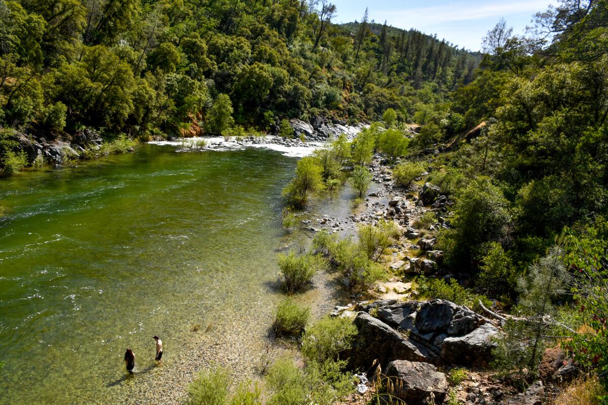 No círculo sul de Yuba e Beatertil Beltal High Rivers em Brisdiart, perto da cidade de Nevada, CA