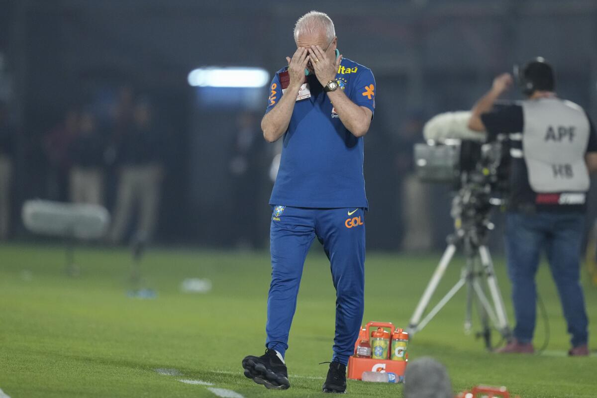 El técnico de Brasil Dorival Junior durante el partido contra Paraguay 