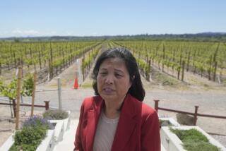 La secretaria interina del Trabajo de Estados Unidos Julie Su habla en una conferencia de prensa en Balletto Vineyards en Santa Rosa, California, el viernes 26 de abril de 2024. (AP Foto/Jeff Chiu)